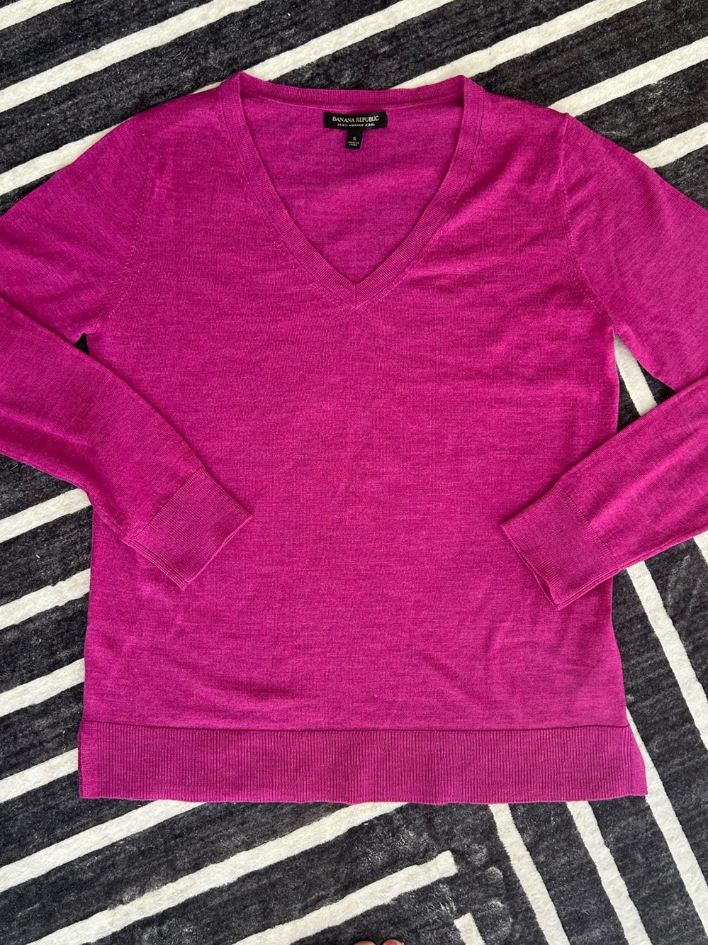 Banana Republic Women's 100% Merino Wool V-Neck Sweater Bright Pink Fuschia Sz S